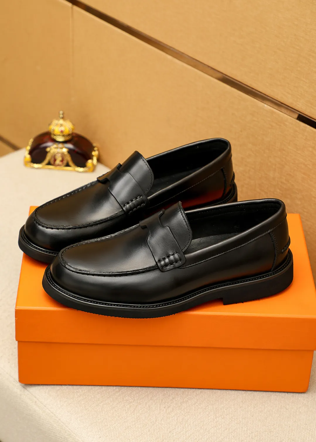 Men's shoes 💰460 💐 Product trademark: HERMES "Hermès" casual leather shoes Regular size: 38-44 (45.46🉑️customized) Product materials: Selected imported first-layer calfskin upper + luxury hardware buckle, imported water-dyed 🐂 cowhide lining. Strong three-dimensional visual effect, foam outsole Color: 4⃣️colors available